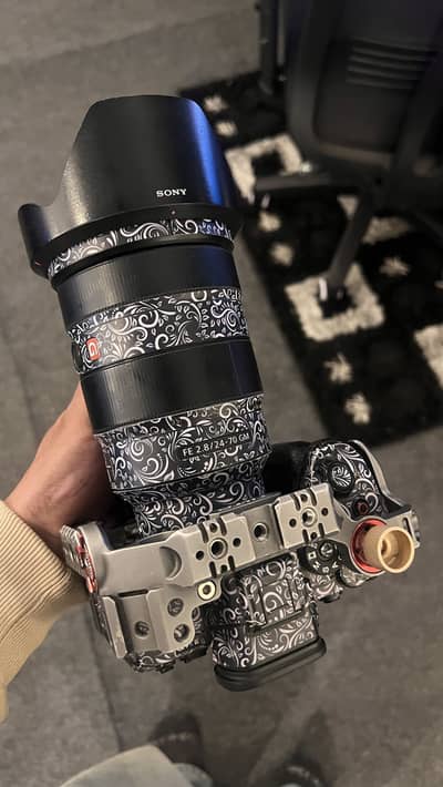 Sony 24-70mm f/2.8 G master with box