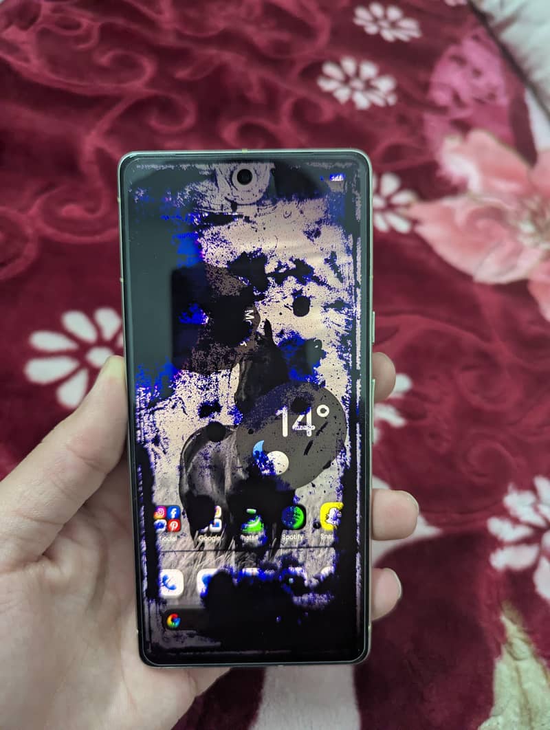 Google Pixel 7 screen damage 1