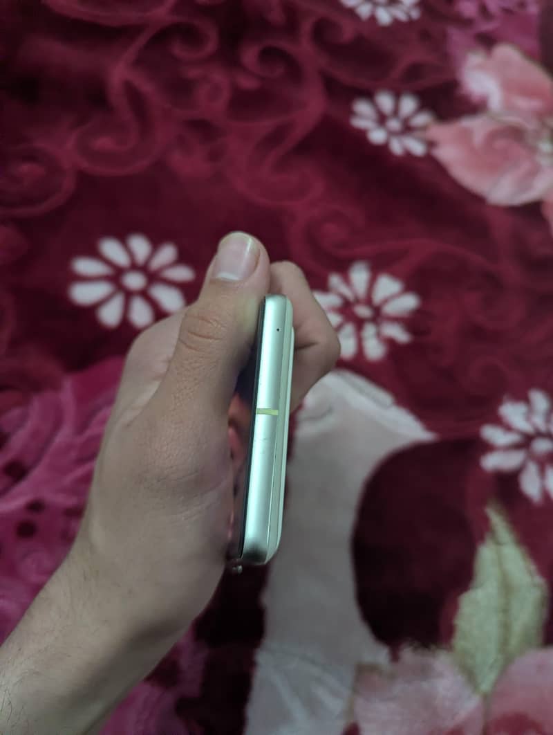 Google Pixel 7 screen damage 3