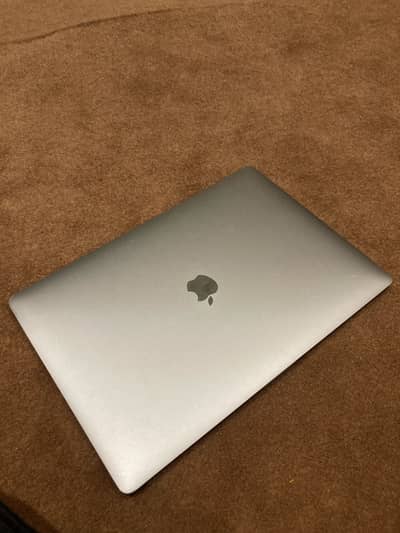 Macbook pro 2016 15 inch 2TB ssd