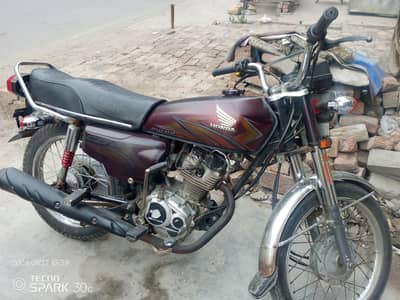 Honda 125 koi fault nhi he bilkul saf condition he 03087507527