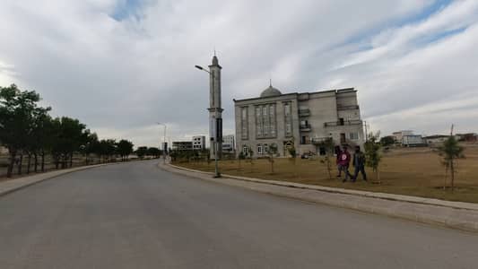 Top City Plot 674 818 Sq Yards Corner With Extra Land In Block B.