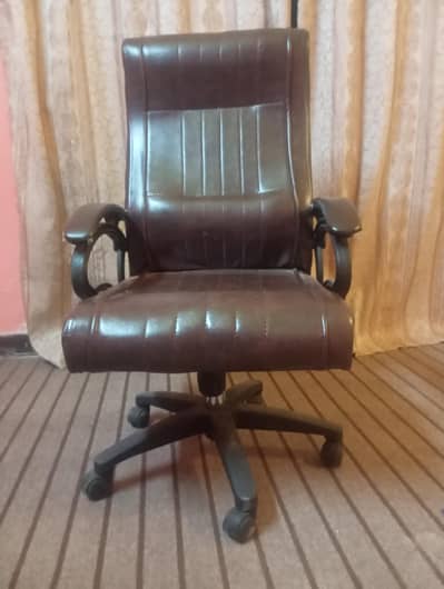Computer Chair / Office Chair / Surrounding Chair / Like New Condition