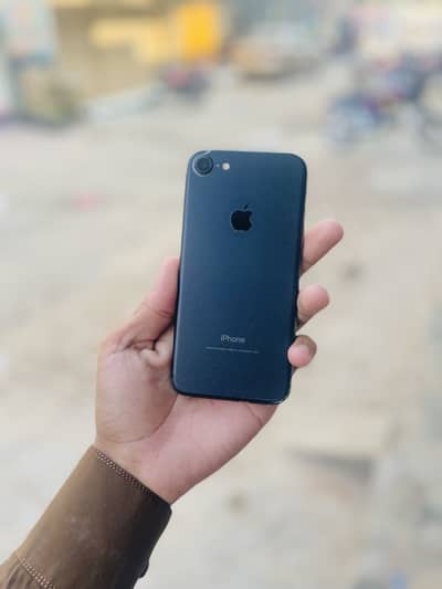 I phone 7 128 gb pta approved water pack