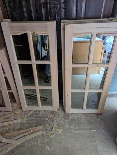 Ak wood works hamare yeha har kisam k darwazy banaye jaty ha