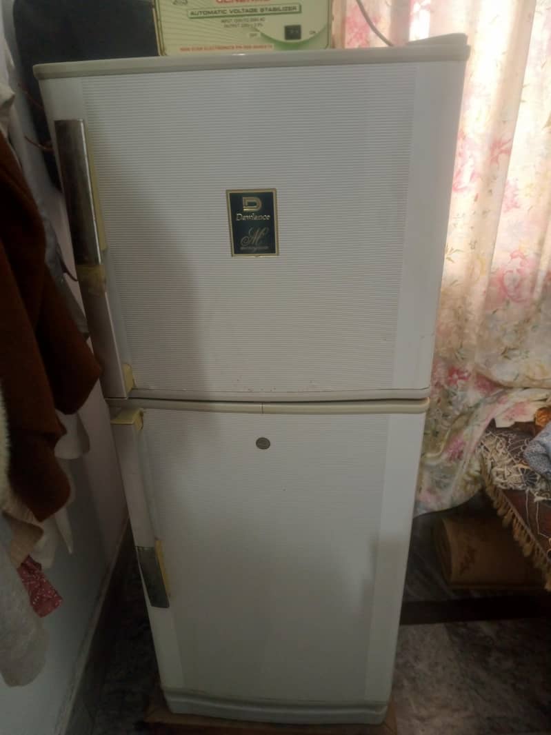 ڈاولینس میڈیم سائز فریج برائے فروخت – بہترین حالت، مناسب قیمت 0