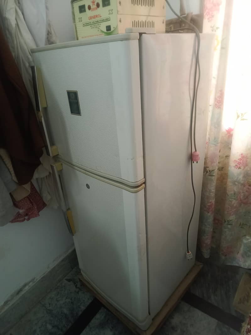 ڈاولینس میڈیم سائز فریج برائے فروخت – بہترین حالت، مناسب قیمت 1