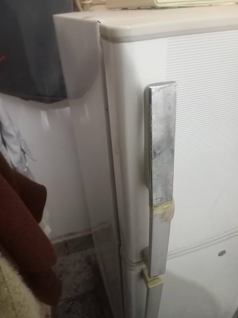 ڈاولینس میڈیم سائز فریج برائے فروخت – بہترین حالت، مناسب قیمت 2