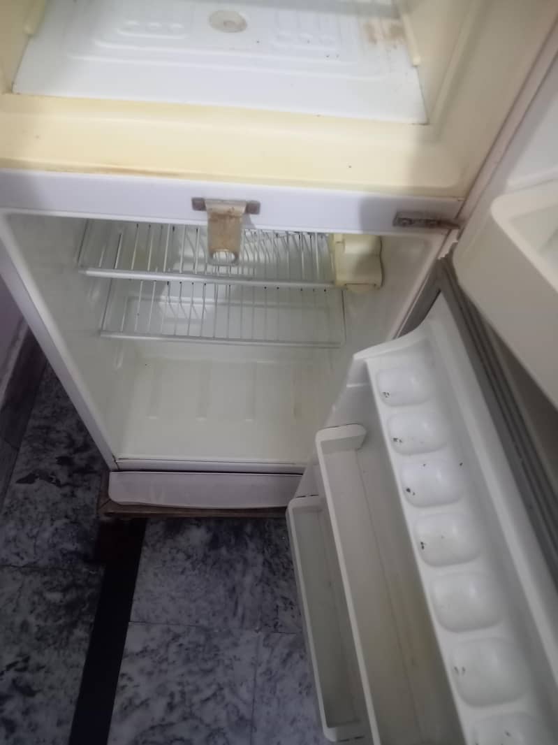 ڈاولینس میڈیم سائز فریج برائے فروخت – بہترین حالت، مناسب قیمت 3