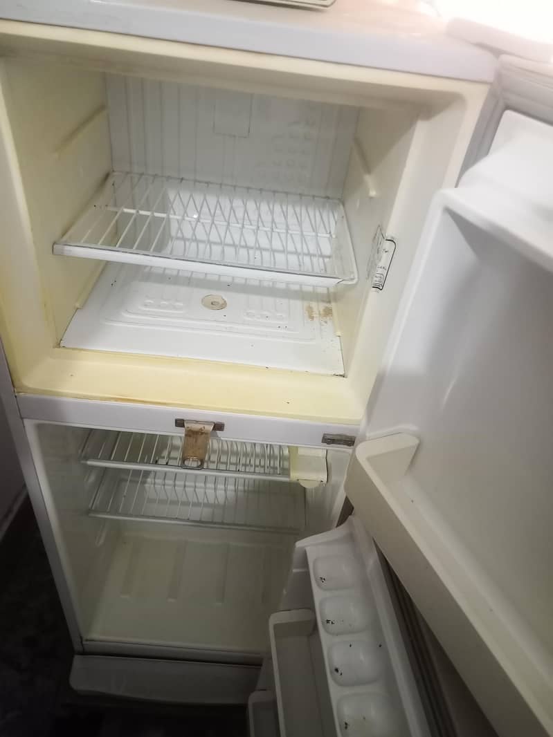 ڈاولینس میڈیم سائز فریج برائے فروخت – بہترین حالت، مناسب قیمت 4