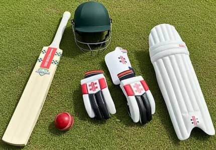 selling the cricket kit for 13 to 18 year old boys