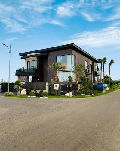 22 MARLA CORNER SUPER LUXURY BUNGALOW FOR SALE ON TOP LACTION