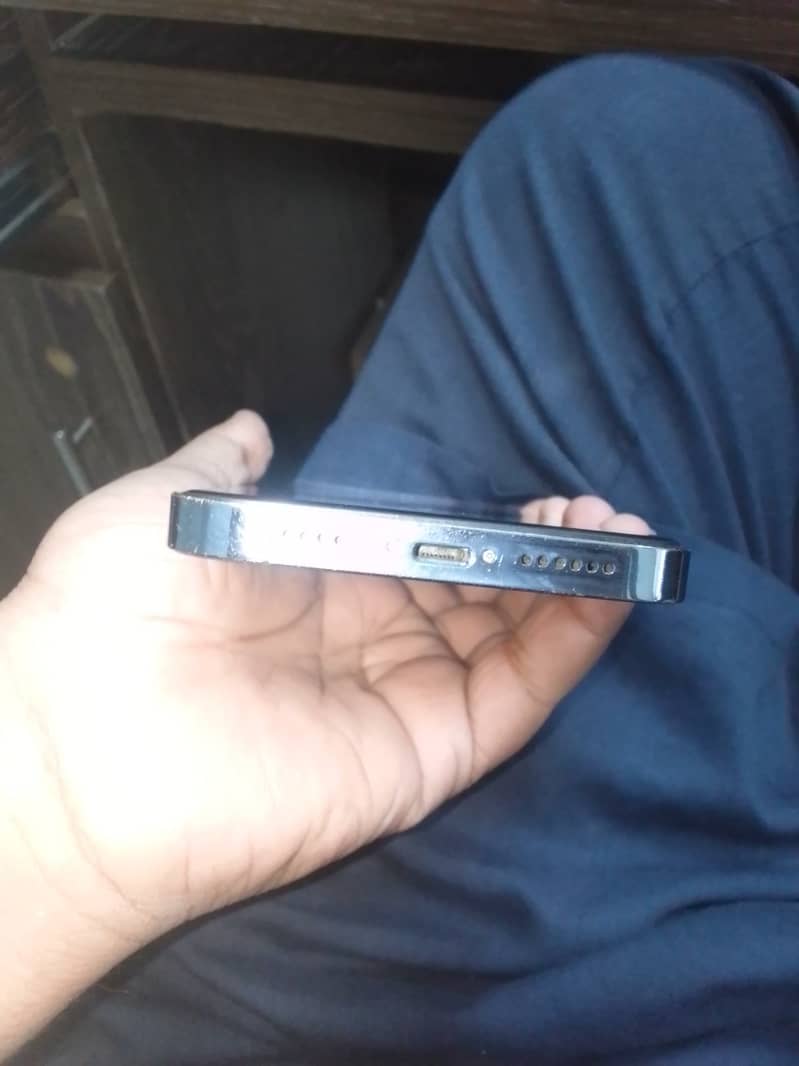 iPhone 13 Pro ( Read Description) 3