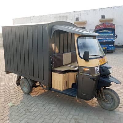 Gujrat New Looking Loader Rickshaw with Hood Mini Tampo