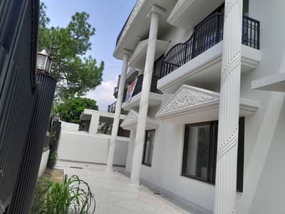 F-10 (FULL HOUSE) Size 511/Gaz With Beautiful Green Lawn Near Sumbal Road