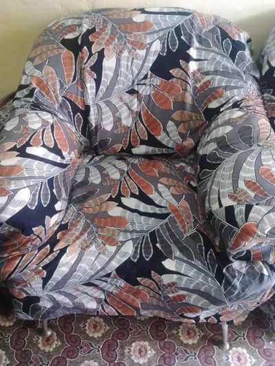 5 seater sofa with table (call 0.3. 1.8. 5.9. 8.6. 4.2. 0)