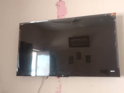 lcd 58 inch box bhi Sath hai new hai Kam use hui hai
