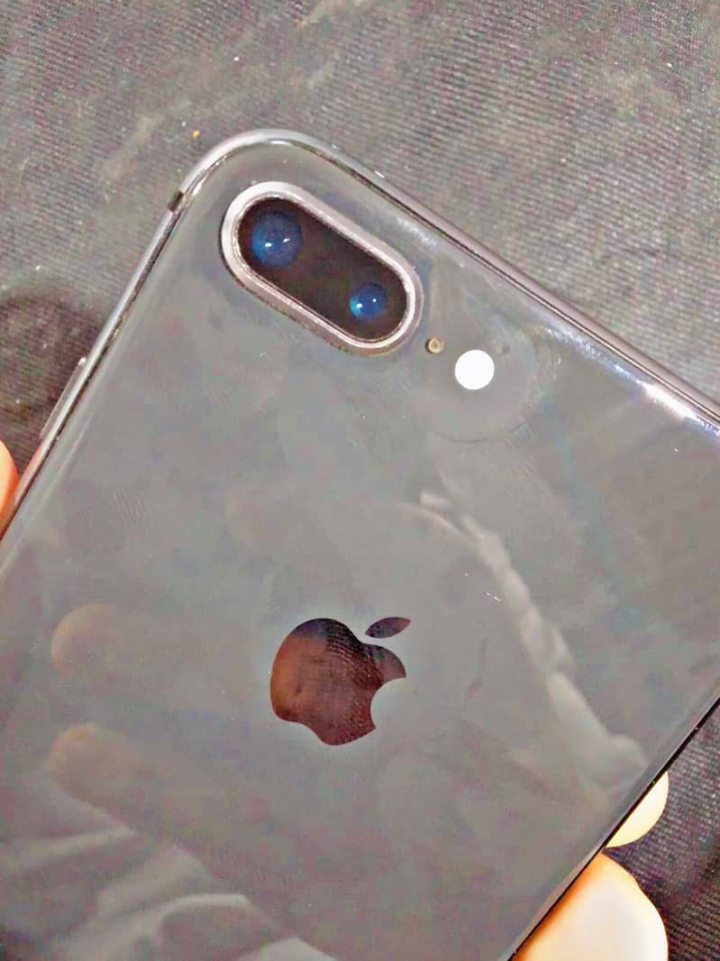 Apple iPhone 8 Plus 1