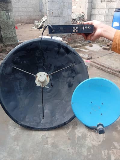 2 dishes Antennas and 1 receiver
