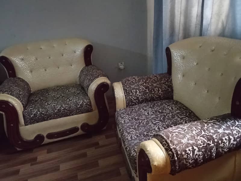 Sofa set with table / 5 sofa set / sofa excellent condition. 1