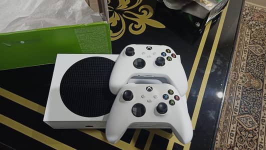 Xbox Series S 512 GB with 2 Controllers and Original Accessories