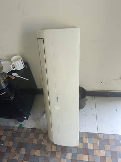 Derffrent Brand used AC 1,5 tan & orient standing AC 2 ton for sale.