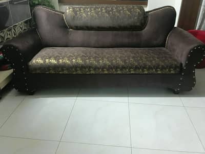 SOFA 3 SEATER A ONE CONDITION ALL OK HA KOI FAULT NAHI BILKUL NEW HA