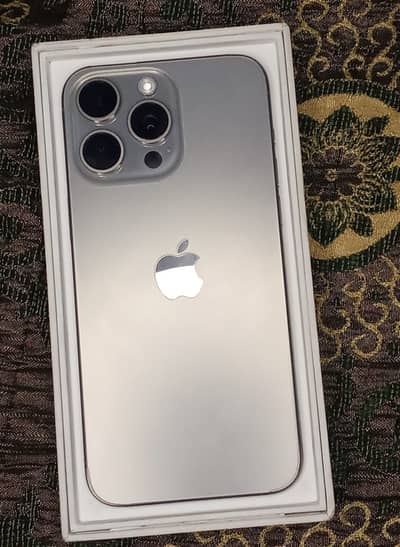 iPhone 15pro max FACTORY UNLOCK 256gb 10/10 with box