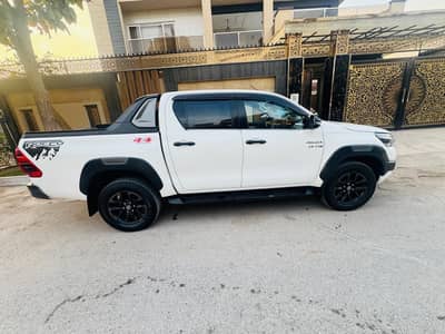 Toyota hilux revo rocco