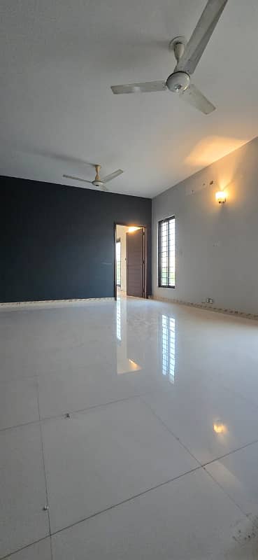 DEFENCE 500 YARDS NEW BUNGALOW FOR RENT WITH SWIMMING POOL