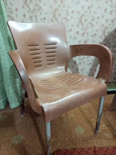 4 chairs in same colour and quality