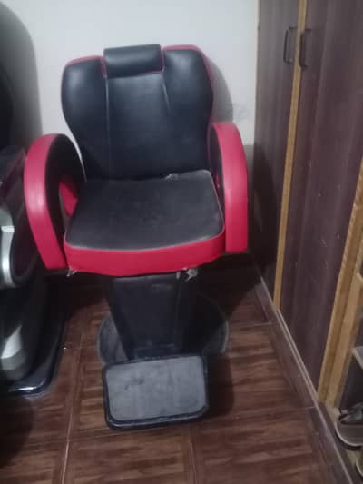 Saloon chair