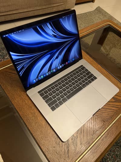 MacBook Pro 2017 15" | 16GB | 512GB SSD | 4GB Radeon GPU New Battery