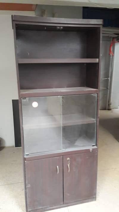 storage show case in good condition