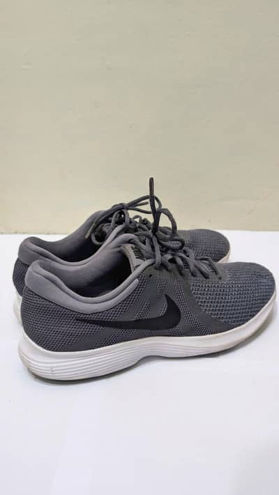 Nike Revolution 5