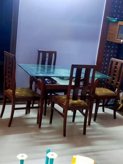 dining table in vv good condition no fault