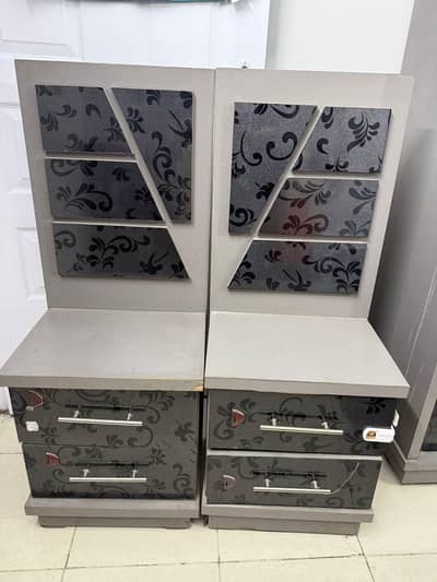 selling my 2 side table 2 divider single door and one dressing table