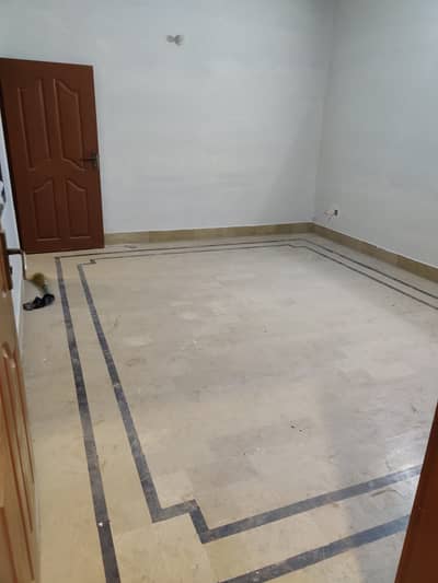 In Gulshan-e-Iqbal - Block 3 240 Square Yards Lower Portion For rent