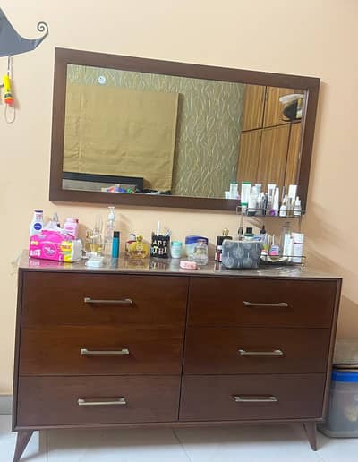 dresser with mirror