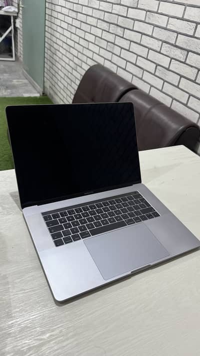 Macbook Pro 2017 15.6 inch in good condition
