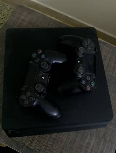 PS4 PLAYSTATION WITH 2 CONTROLLERS