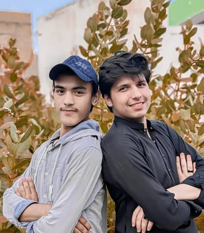 Hum 2 larke h job ki need h