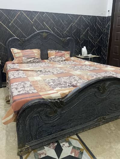 Bed with 2 side tables.