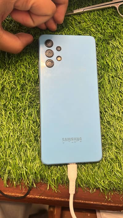 6/128 toch thora toota hai All ok phone hai