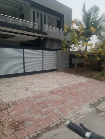 1 Kanal luxury full house 6 bed accommodation 2 American kitchen 1 Servent two species TV lounge available for rent in Bahria Enclave Sector C