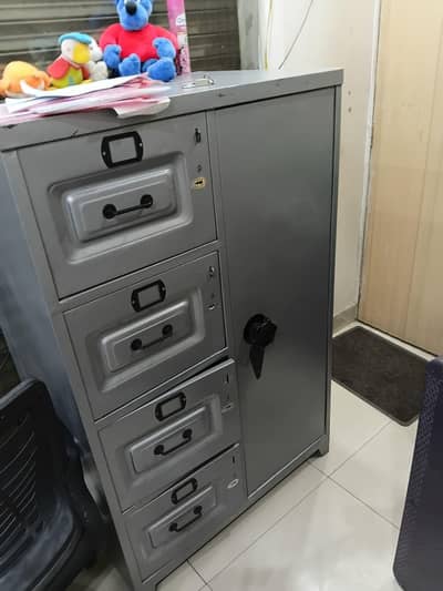 Almari very good condition heavy duety