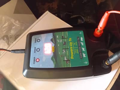 سولر فینس انرجائزر کھیت اور فارم کو جانوروں سے بچانے کے لیے