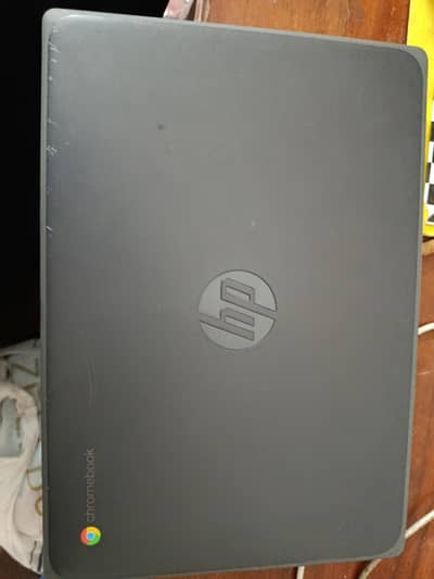 HP Chromebook G8 4/32 with charger