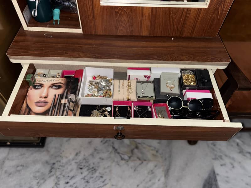 Dressing (Vanity) 9