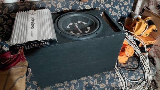 pioneer boofer and 4500w orientech amplifier with mp5